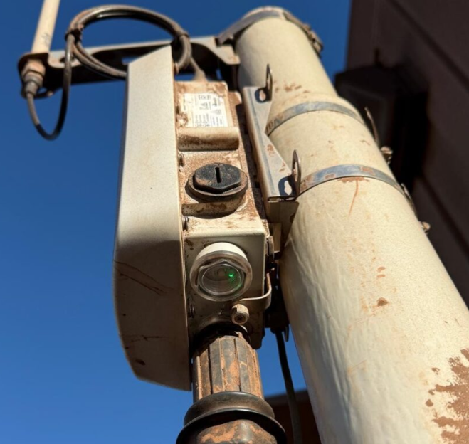 Sensor geotécnico instalado en estructura para monitoreo remoto mediante telemetría.
