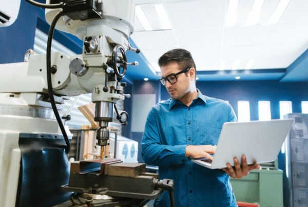 Técnico realizando contraste metrológico entre patrón y equipo geotécnico