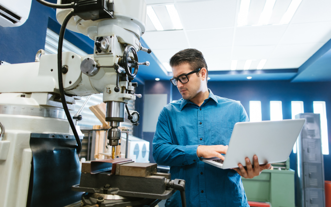 Técnico realizando contraste metrológico entre patrón y equipo geotécnico