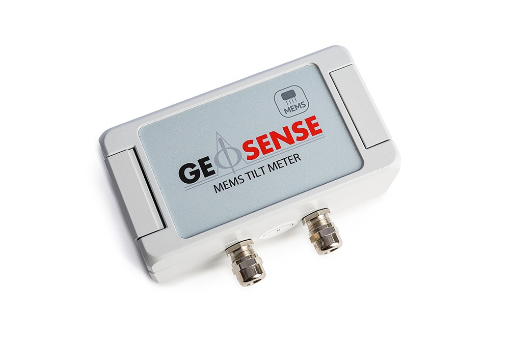 Tiltsensor MEMS Geosense instalado para monitoreo estructural en eje uniaxial o biaxial