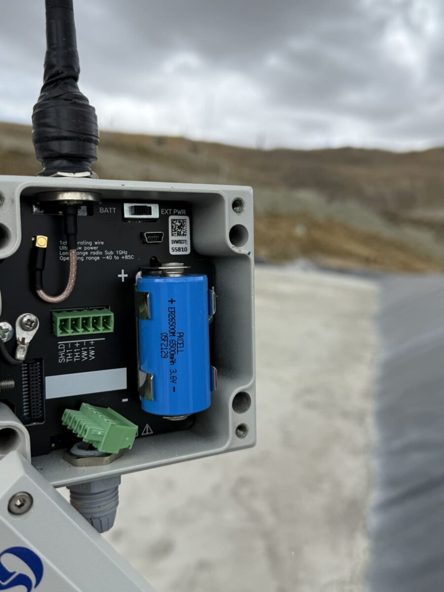 Módulo electrónico del sistema SAT con controladores y conexiones de telemetría durante labores de inspección