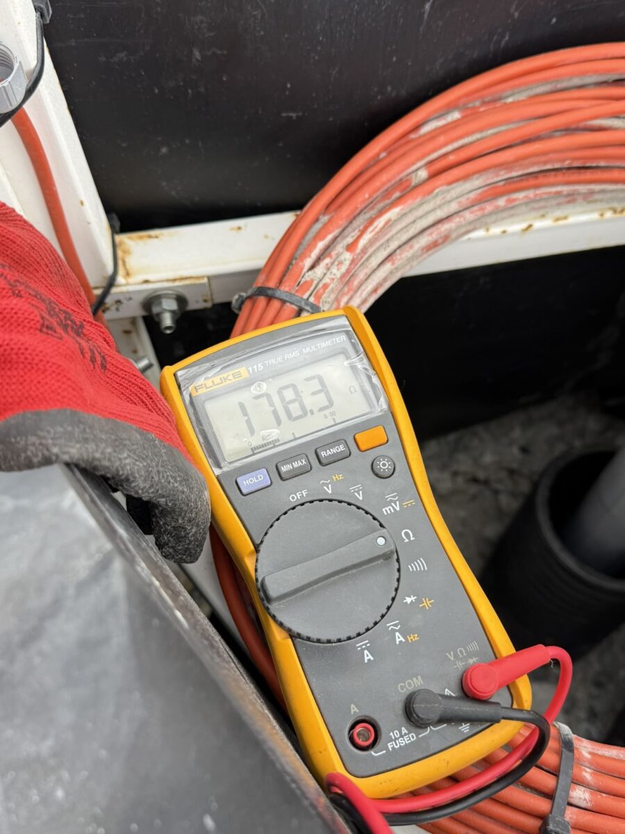 Verificación de parámetros eléctricos con multímetro digital durante pruebas de funcionamiento del SAT