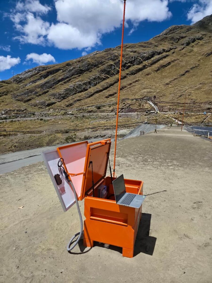 Instalación de acelerógrafo Triton-F de Lunitek con antena GPS y sistema fotovoltaico en la presa de relaves Huanzala