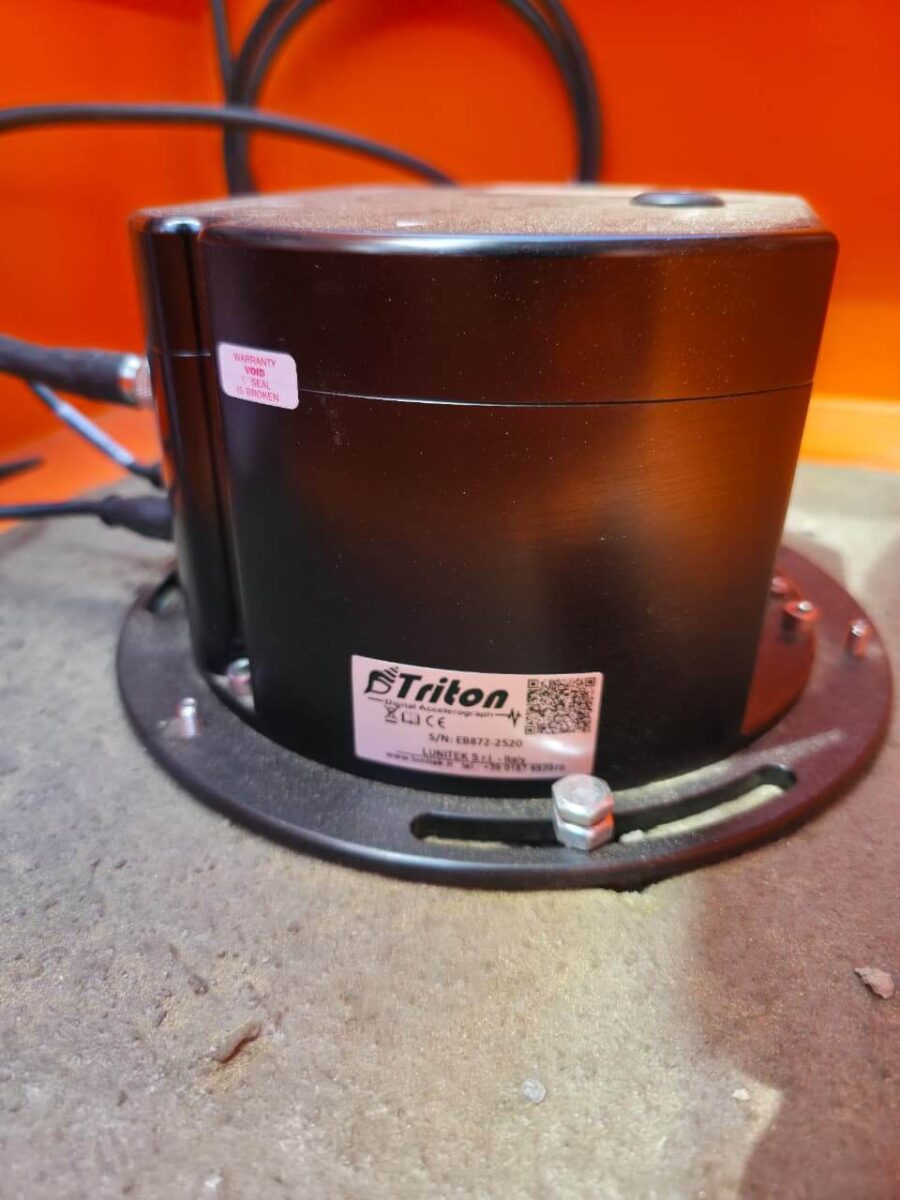 Sensor triaxial Triton-F de Lunitek instalado en caseta técnica para registro de aceleraciones sísmicas
