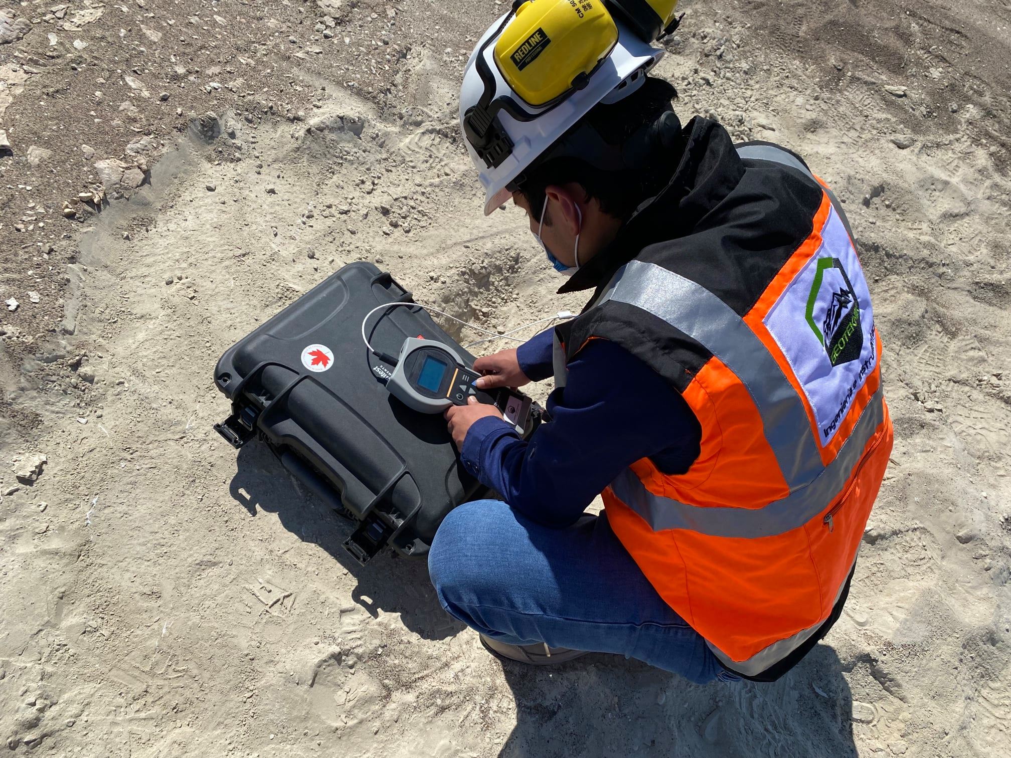 Medición de resistividad y conductividad térmica en campo a diferentes niveles de profundidad del terreno